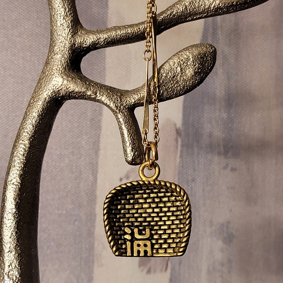 AVON Woven Dustpan Pendant Gold-tone Necklace - Picture 2 of 12